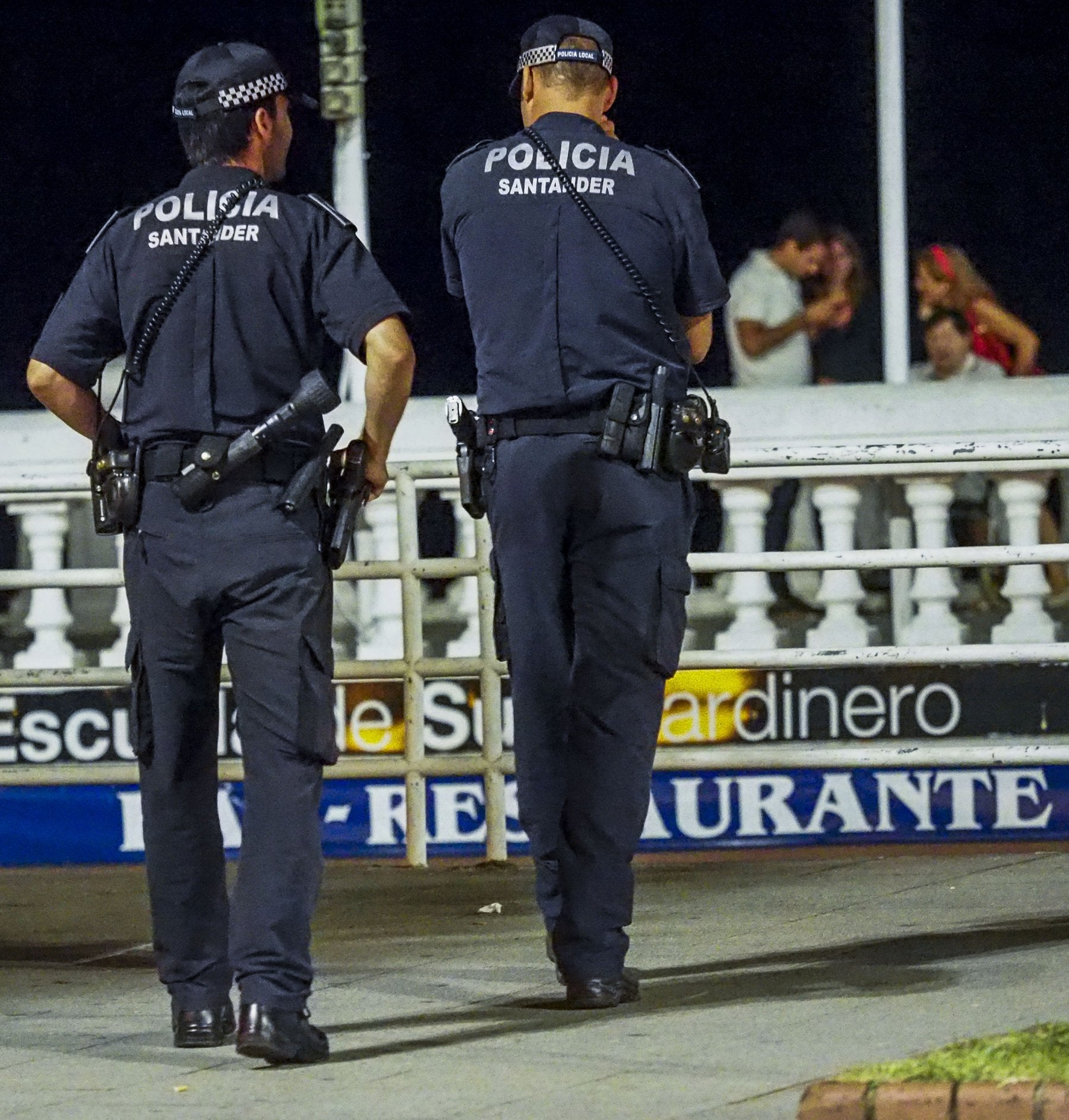 Dos agentes de la Policía Local de Santander patrullan por la ciudad.