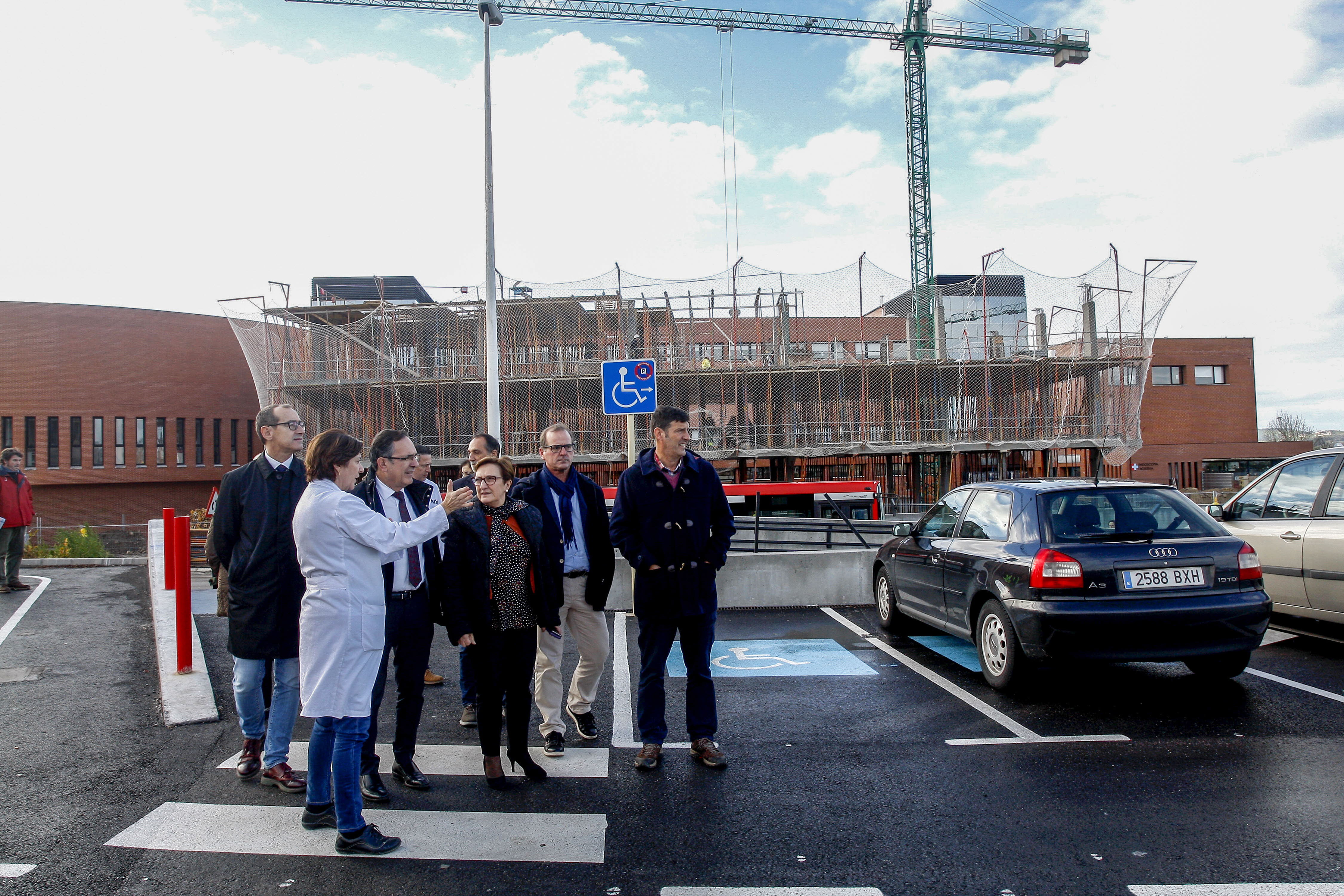 Una visita de la consejera Real a las obras de construcción del nuevo edificio de consultas externas de Sierrallana. 