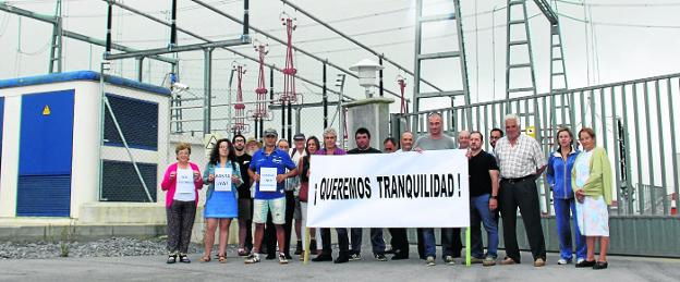 Los vecinos afectados, junto a la alcaldesa y miembros de Ecologistas en Acción en una protesta.