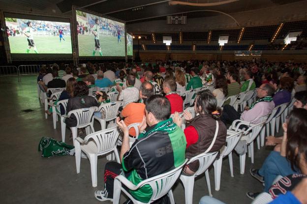 Aficionados siguen en pantallas gigantes el encuentro del Racing en Llagostera, en 2014.