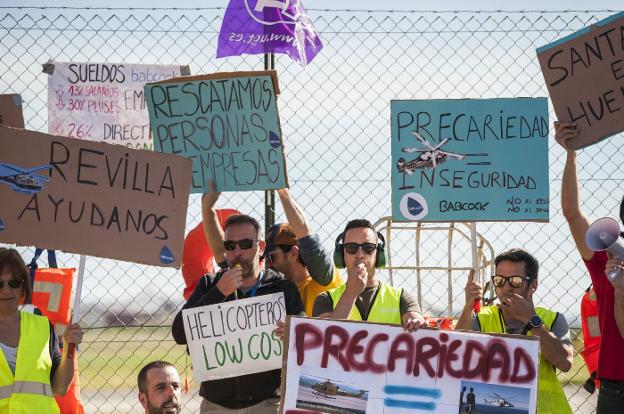 Algunos de los trabajadores concentrados ayer en las inmediaciones del aeropuerto. 