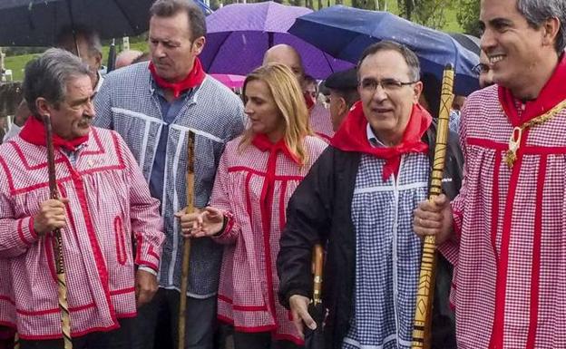 Imagen de archivo de Agustín Molleda, Miguel Ángel Revilla, Guillermo Blanco, Noelia Cobo, José Manuel Cruz Viadero y Pablo Zuloaga, en la fiesta de San Cipriano en Cartes.