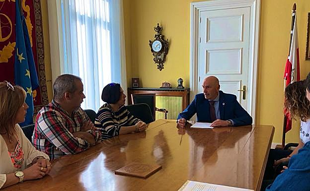 El delegado del Gobierno, Eduardo Echevarría, reunido con los afectados por los desalojos.