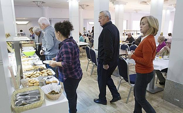 Imagen de archivo de un grupo de jubilados del Imserso mientras se preparan para desayunar en el autoservicio del hotel. 
