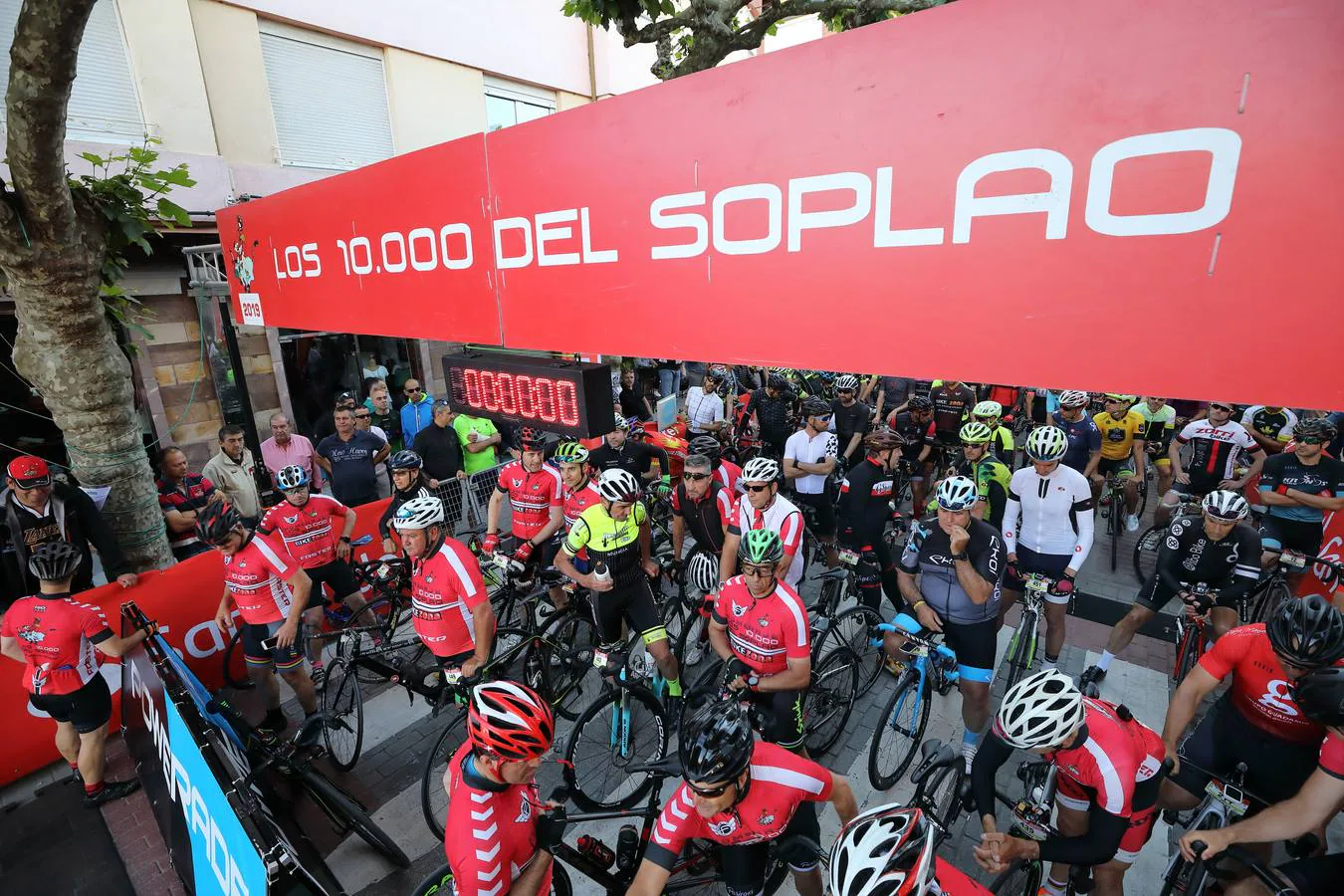 La prueba de ciclismo en carretera ha partido esta mañana de Cabezón, en una jornada donde los ciclistas tendrán que soportar elevadas temperaturas