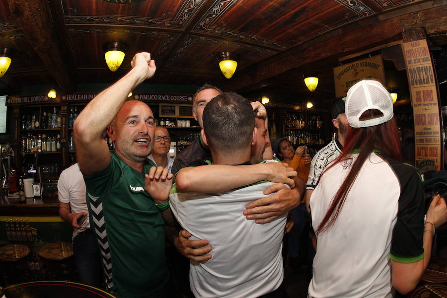 Fotos: Así celebra la afición del Racing el ascenso de su equipo a Segunda División