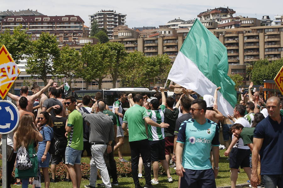 Fotos: Así celebra la afición del Racing el ascenso de su equipo a Segunda División