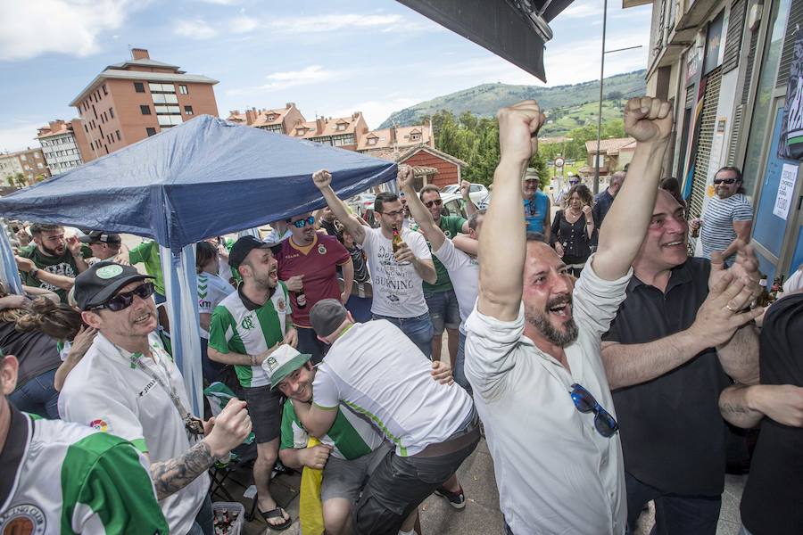 Fotos: Así celebra la afición del Racing el ascenso de su equipo a Segunda División