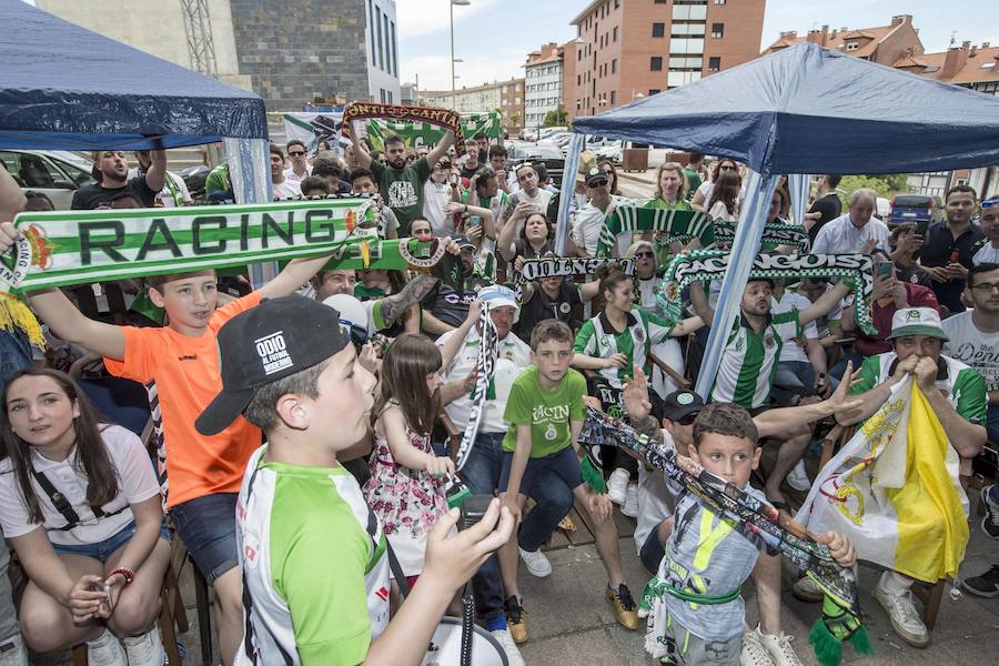 Fotos: Así celebra la afición del Racing el ascenso de su equipo a Segunda División