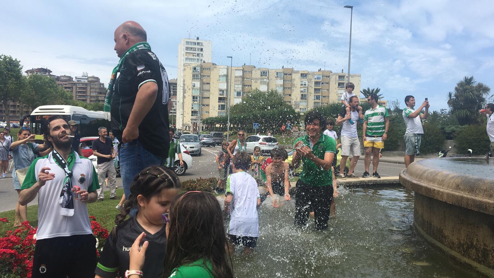 Fotos: Así celebra la afición del Racing el ascenso de su equipo a Segunda División