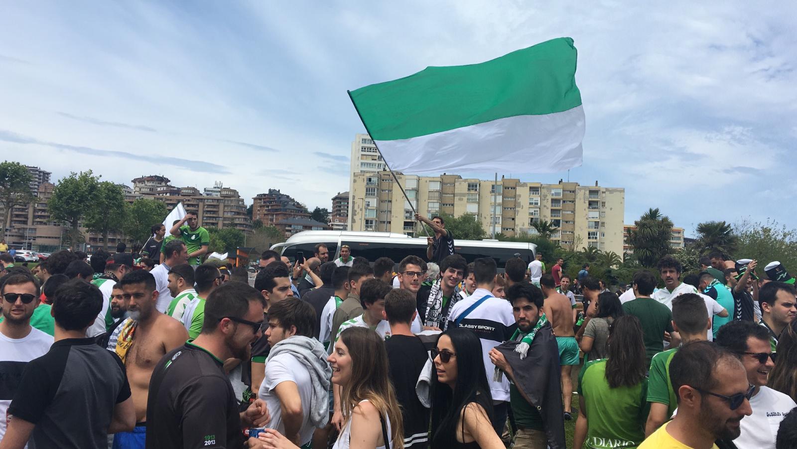 Fotos: Así celebra la afición del Racing el ascenso de su equipo a Segunda División