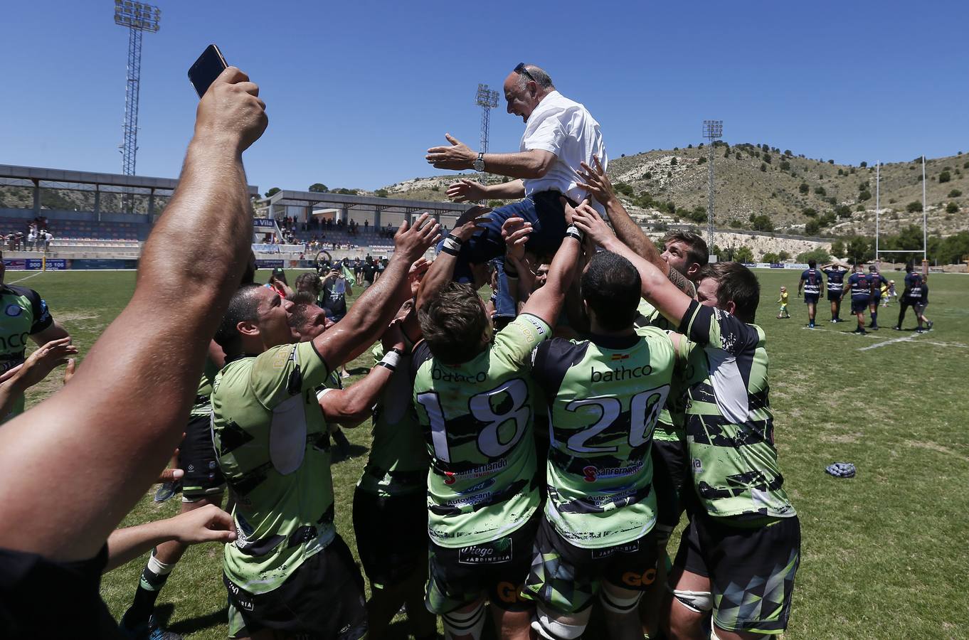 Así ha sido el partido que ha supuesto el ascenso de los cántabros y la celebración posteior del equipo y su afición.