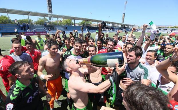 Sergio Ruiz celebra la victoria bebiendo de la botella que descorchó Alfredo Pérez.