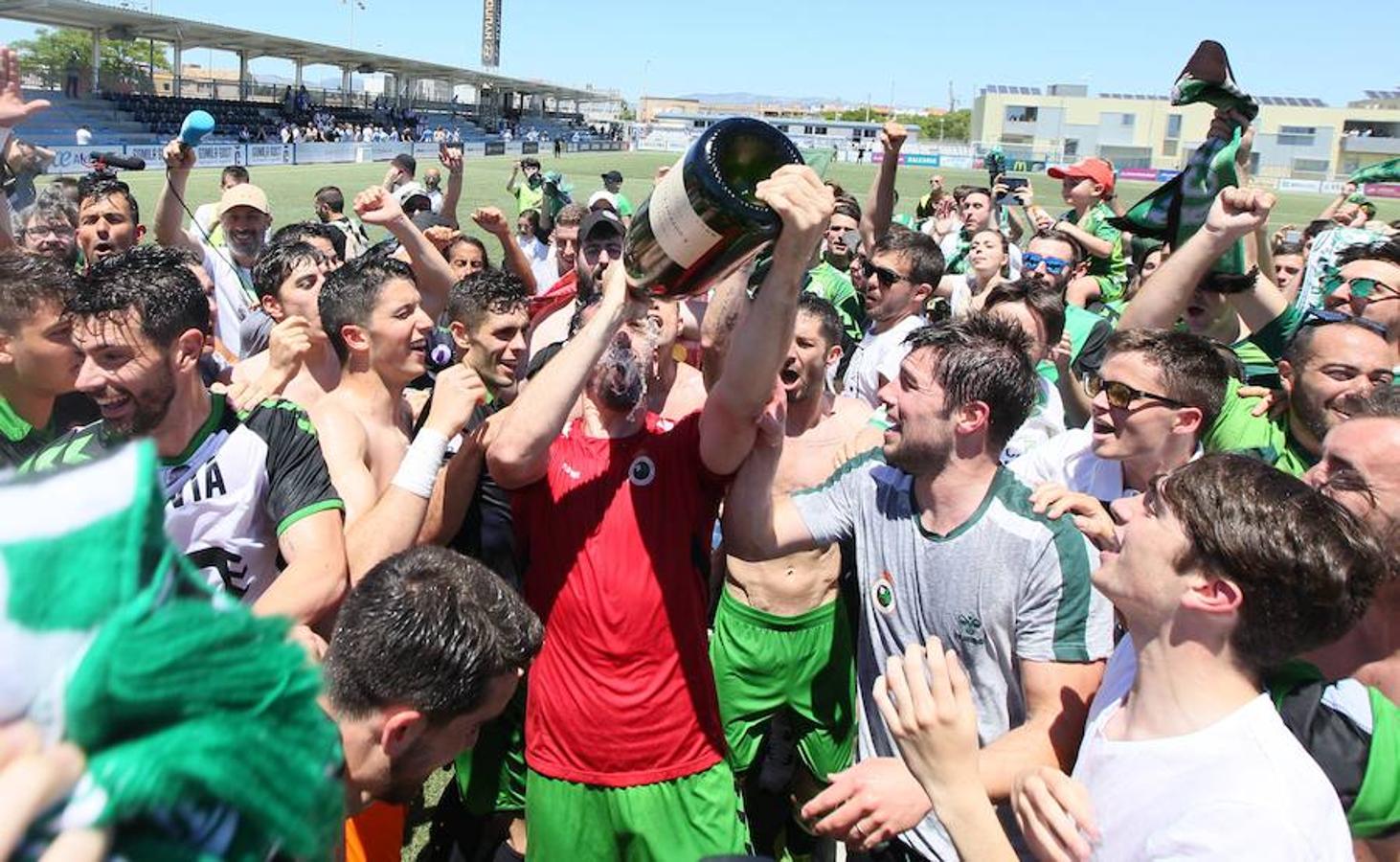 Fotos: Así celebran los jugadores del Racing y el equipo técnico el ascenso a Segunda División