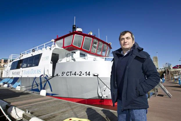 Enrique Arriola, junto a un barco construido en el astillero. 