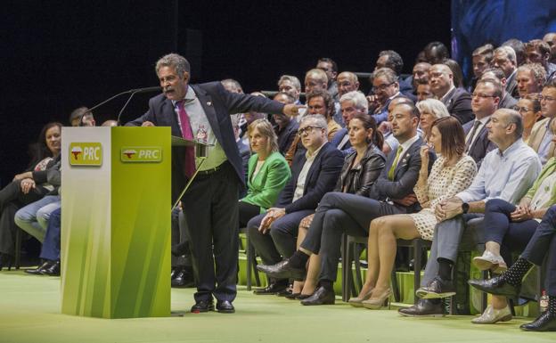 Miguel Ángel Revilla arenga a la familia regionalista en el acto electoral celebrado en el Palacio de Festivales el pasado doce de mayo.