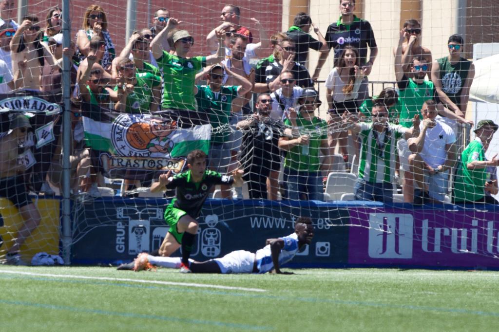 Un gol de Buñuel de penalti permitió al Racing subir de categoría tras el empate a cero de la ida