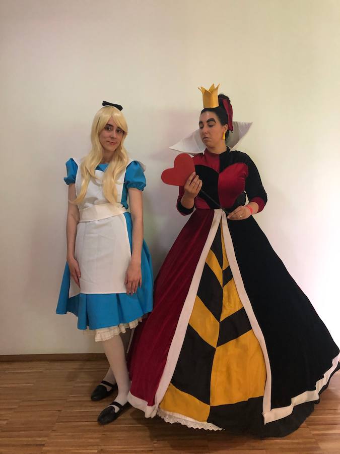 Marina Rodríguez (@bou_mcfly) y Aroa Gómez (@aroagomezactriz) – 25 y 28 años – Torrelavega – Cosplay – Alicia y Reina de corazones universo 'Alicia en el país de las maravillas'.