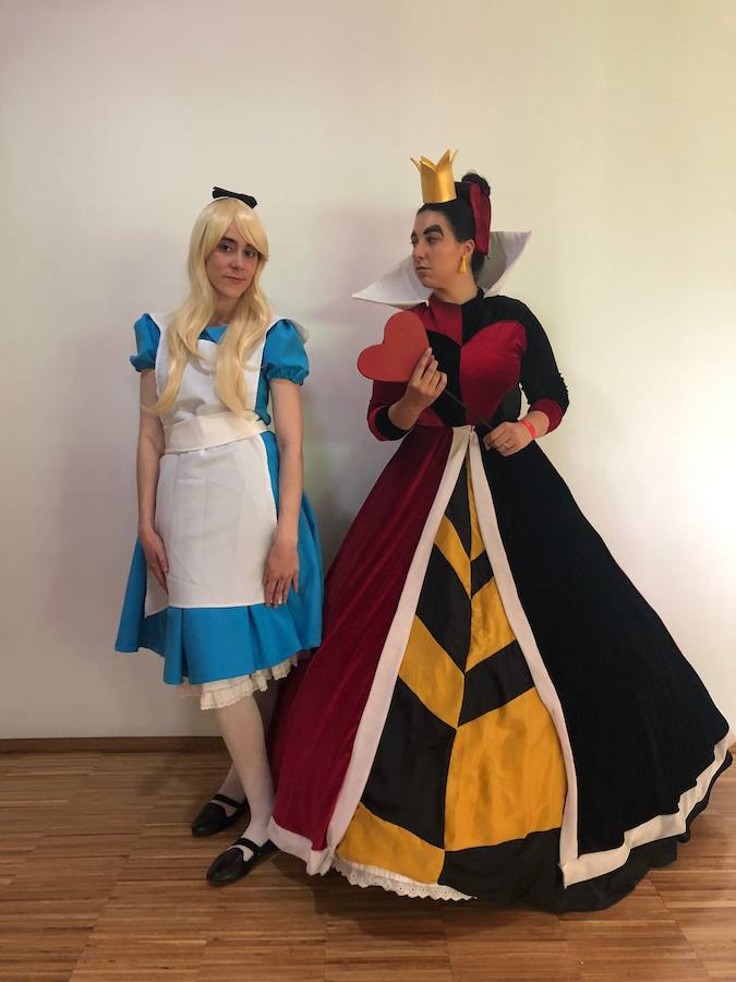 Marina Rodríguez (@bou_mcfly) y Aroa Gómez (@aroagomezactriz) – 25 y 28 años – Torrelavega – Cosplay – Alicia y Reina de corazones universo 'Alicia en el país de las maravillas'.