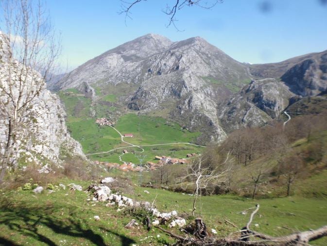 En primer término, La Aldea (Bejes) y en la ladera opuesta La Quintana, bajo las faldas del Cueto de Jontaniella (o Pico Ajero) (1352 metros) , detrás del cual se ve el Pico Parijorcao (Pico de la Pelea) (1382 metros) 