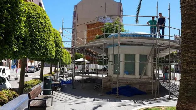 Vista de la parada de San Martín, que lleva un tiempo con andamios para proceder a su rehabilitación integral. 