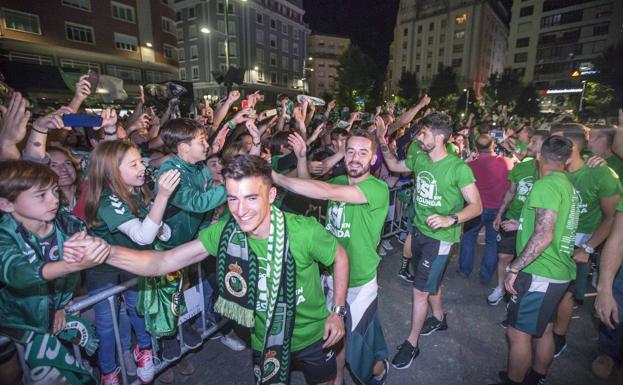 La llegada de los jugadores anoche a Santander.