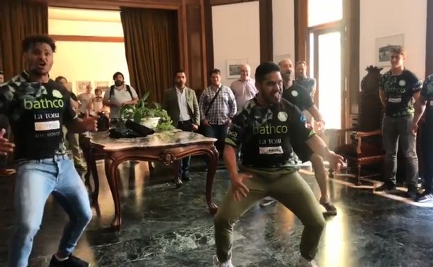 Los jugadores del Bathco bailaron el 'Haka' en el Ayuntamiento, una danza de origen maorí de bienvenida, aunque también es usado como método de intimidación antes de luchar.