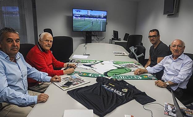 Juan Carlos García, José Antonio Saro, Borja Lavín y Manuel Huerta, en la sala de El Diario Montañés donde vieron el partido del Racing. 