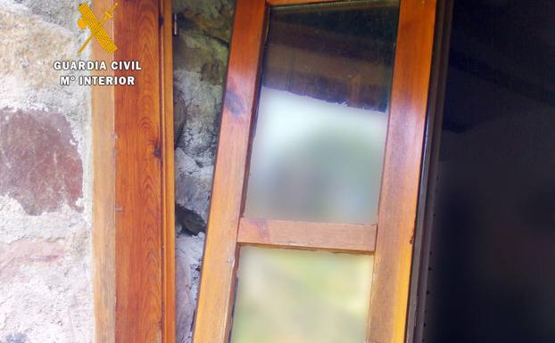 Ventana forzada en la vivienda de Lloreda de Cayón.