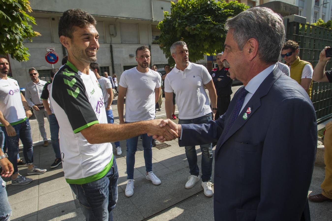 El presidente ha recibido a los jugadores, cuerpo técnico y directiva del club tras el ascenso: «Yo también he subido a segunda», les ha dicho