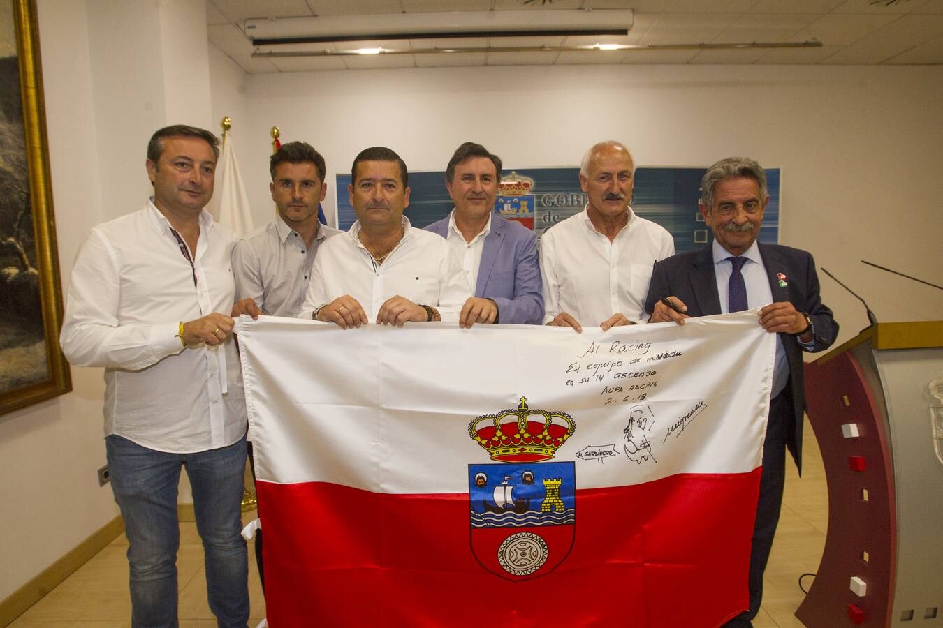 El presidente ha recibido a los jugadores, cuerpo técnico y directiva del club tras el ascenso: «Yo también he subido a segunda», les ha dicho