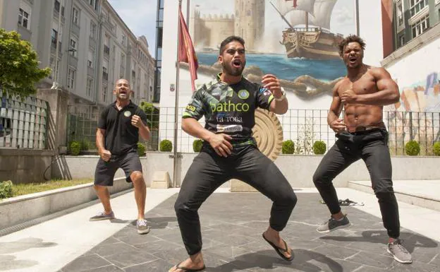 El entrenador Simon Hafoka (izquierda) y los jugadores Michael Green y Joseph Simpkins, todos ellos de origen neozelandés han interpretado una Haka, la danza de la cultura Maorí para el presidente Revilla