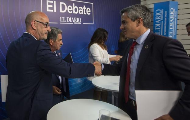 Félix Álvarez saluda a Pablo Zuloaga en presencia de Miguel Ángel Revilla durante el debate organizado en El Diario Montañés