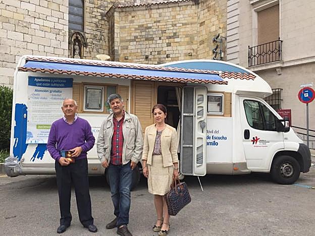 Florentino Vega, Valentín Rodil y María Auxiliadora Fernández, ante la Unidad Móvil.