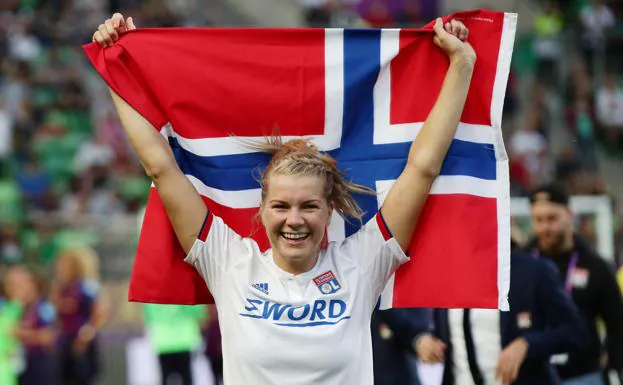 Ada Hegerberg, con la bandera de su país, Noruega.