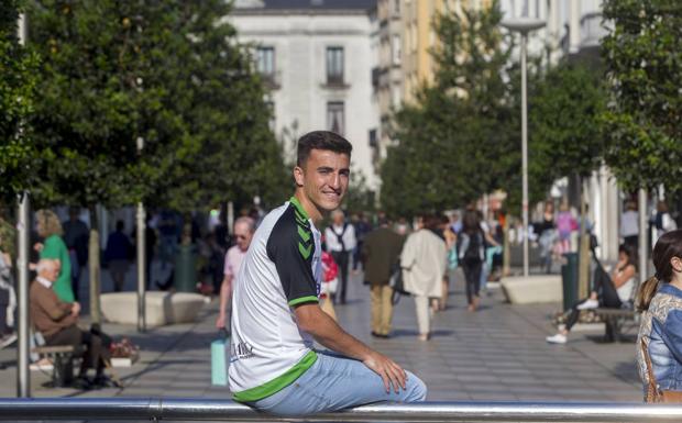 itor Buñuel posa en la plaza del Ayuntamiento, donde el pasado domingo disfrutó y comprobó parte de la grandeza del Racing con la afición coreando su nombre