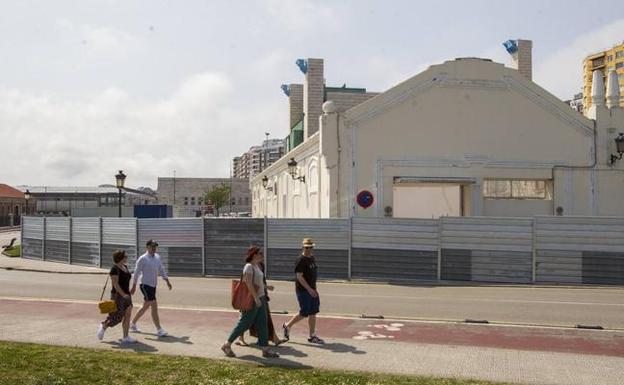 Vista de las Naves de Gamazo, rodeadas de vallas, cuya reforma ya en marcha está destinada a acoger la sede de Enaire y su colección de arte contemporáneo. 