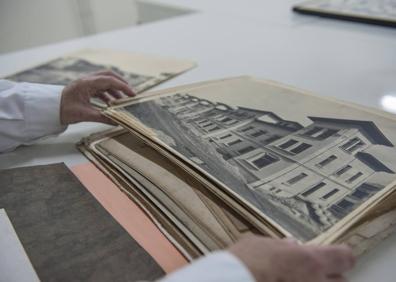 Imagen secundaria 1 - Una fotografía anigua, custodiada en el Archivo. Al lado, uno de los restauradores explica cómo hace su trabajo. 