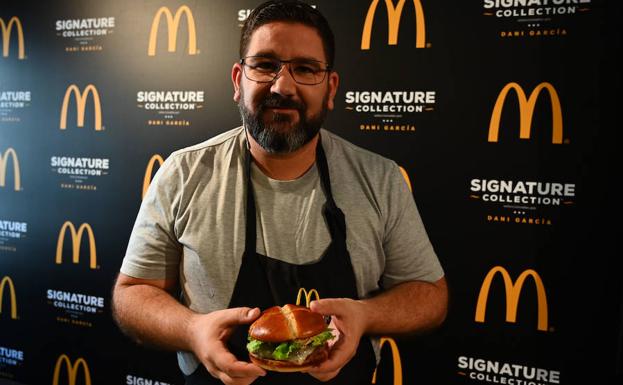 Dani García presenta una de las tres hamburguesas que ha realizado para esta nueva oferta de la cadena de comida rápida.