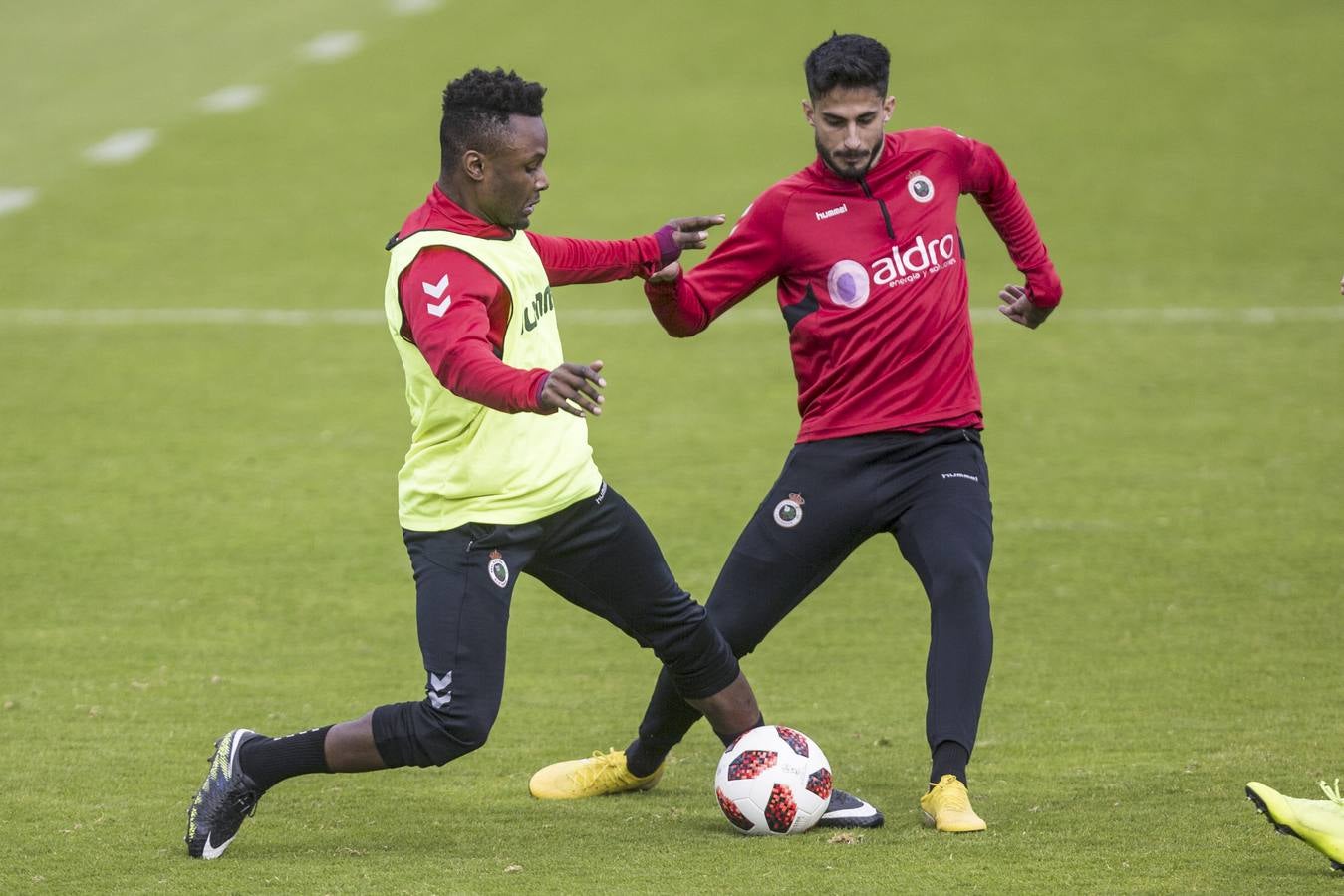 Ritchie Kitoko y Nico Hidalgo pugnan por el balón durante una sesión de entrenamiento. 