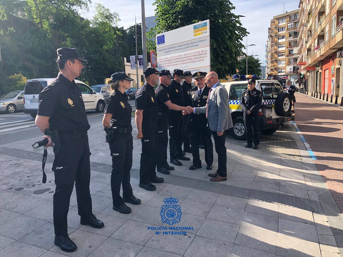 Eduardo Echevarría y Héctor Moreno pasan revista a varios agentes de la Policía Nacional de Torrelavega. 