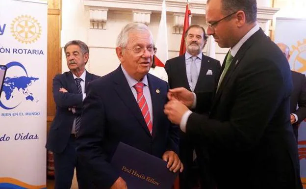 Fernando Jáuregui recibió anoche el tercer Premio Rotario a la Prensa de Cantabria.