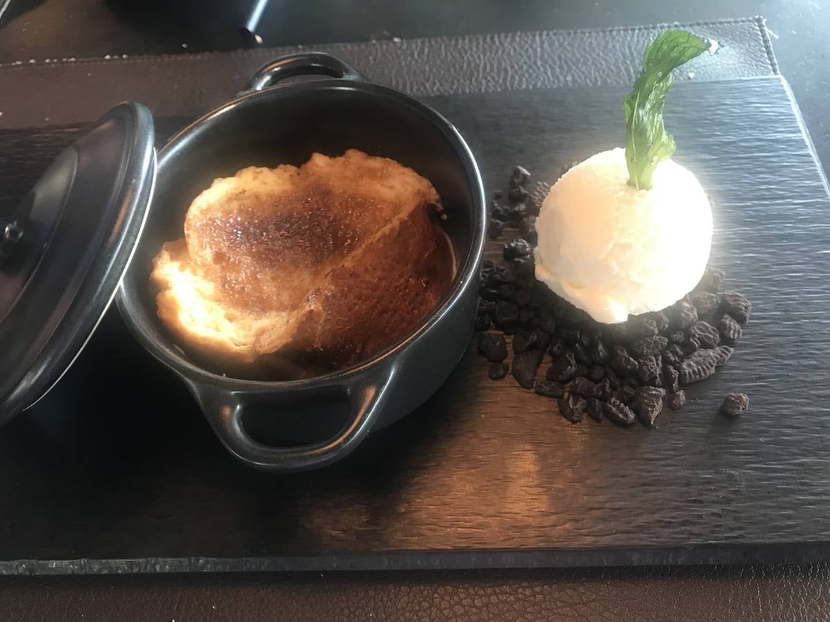 Torrija de brioche y helado de matecado.