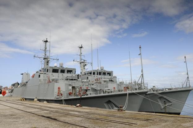 El 'Segura', el buscaminas de la Armada Española atracado en Santander. 