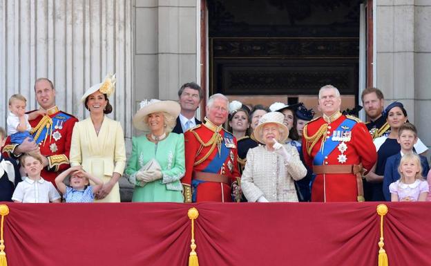 La familia real británica posa en el balcón del palacio de Buckhingam.