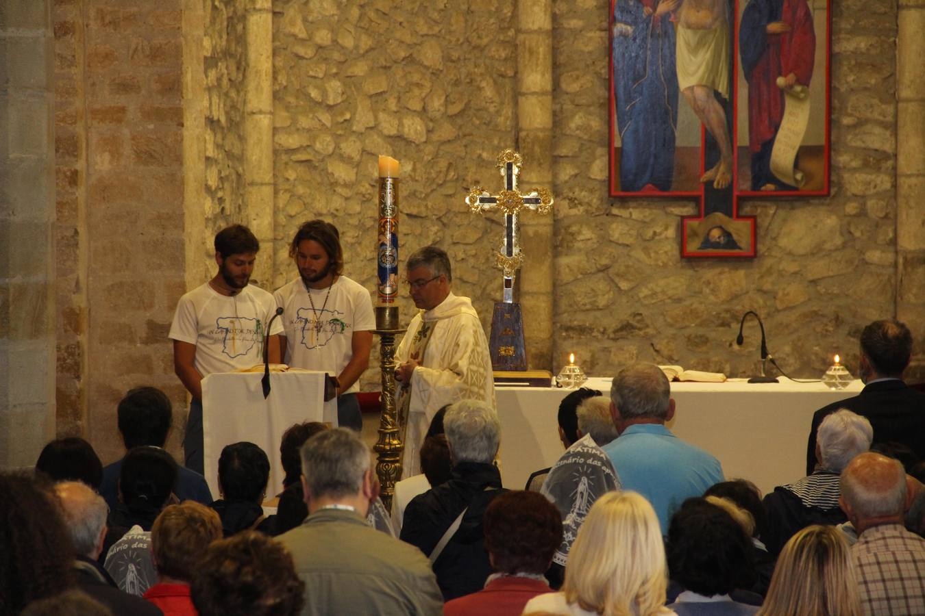 Adrián y Andrea durante la lectura en la misa del peregrino en el monasterio de Santo Toribio.