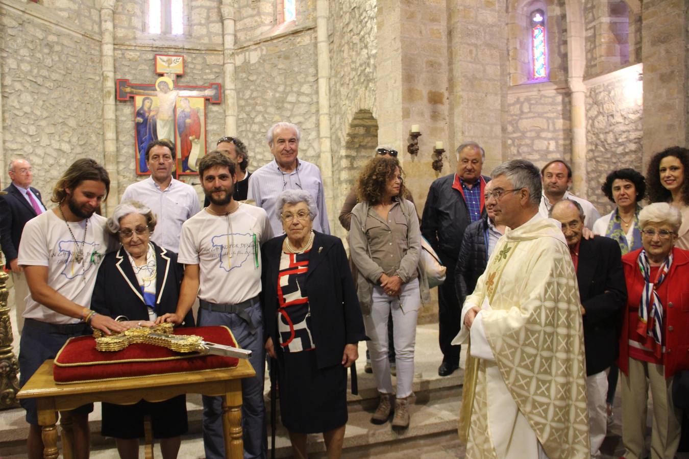 Andrea y Adrián junto a sus familiares y el Padre Guardián del monasterio, Juan Manuel Núñez, que les dio a besar el Lignum Crucis.