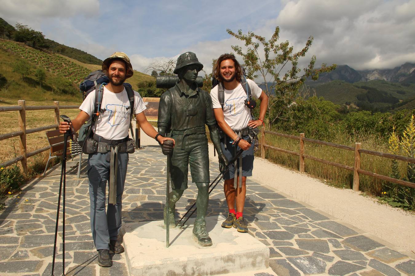 Andrea y Pelayo junto a laa estatua del peregrino, en el último tramo para llegar a Santo Toribio.