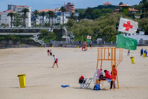 La vigilancia de los arenales corre a cargo de Cruz Roja. En la imagen, la Segunda de El Sardinero ayer por la tarde. 