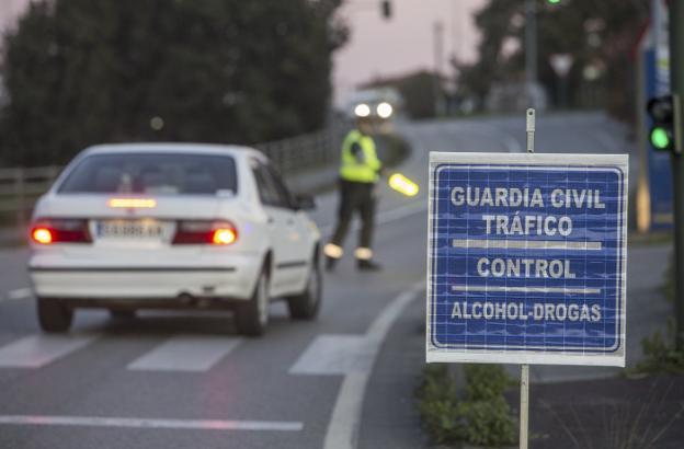 Un agente obliga a parar a un vehículo durante un control de alcohol y drogas en Cantabria. 